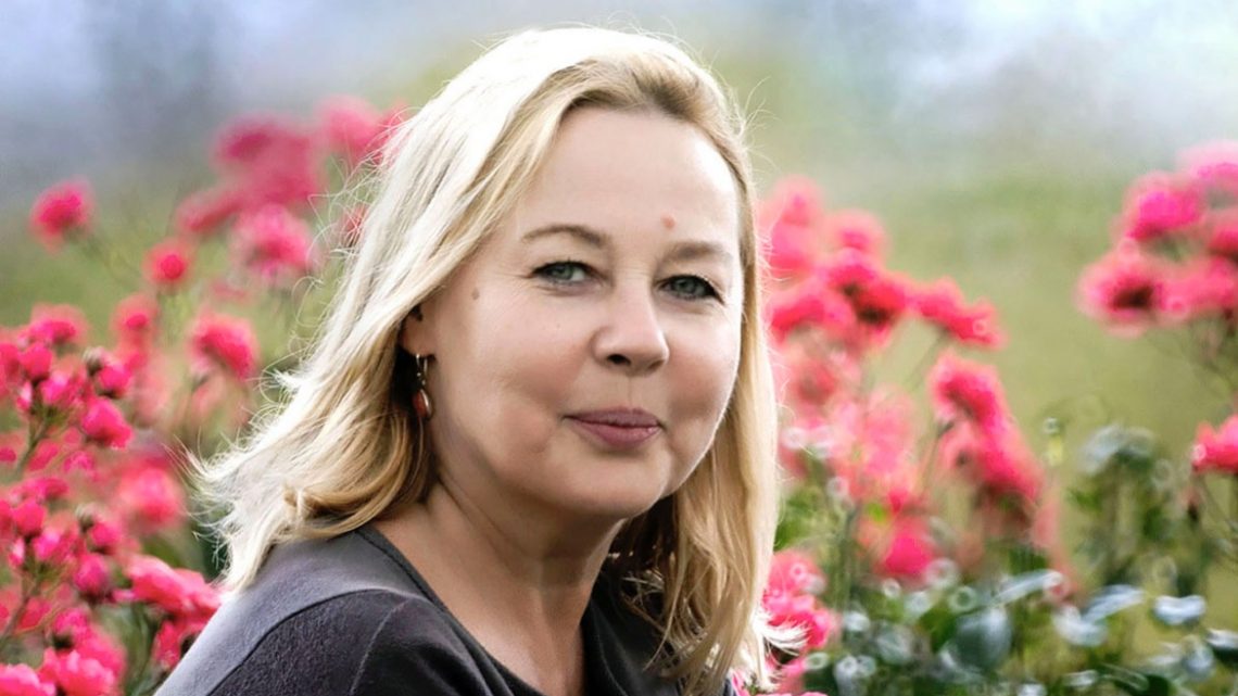 Елена Тихонова 1 ЕЛЕНА ТИХОНОВА